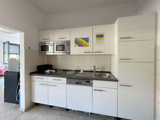 Küche mit Arbeitsfläche und spüle