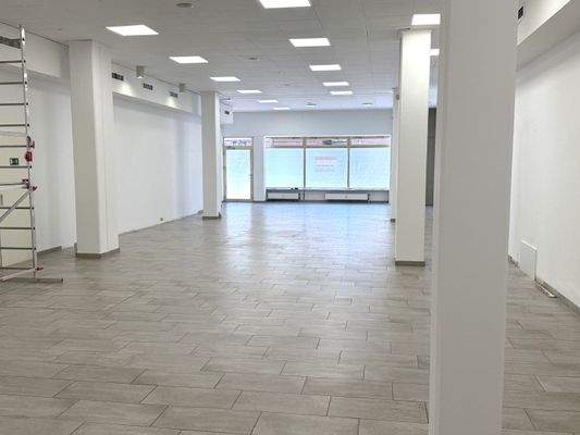 großer Verkaufsraum