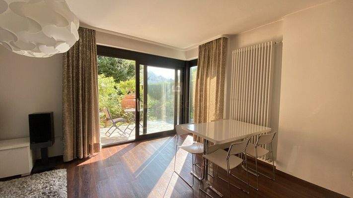 Essbereich mit Zugang zur Terrasse