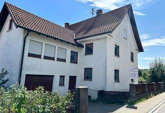 Westseite Altbau mit Westgiebel - Anbau mit Garage und Wohnräum im OG
