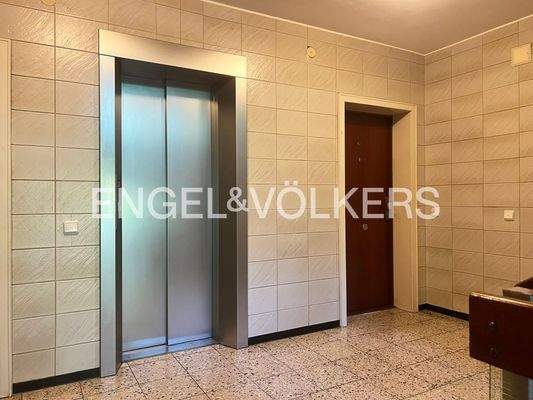 Fahrstuhl zu den Kellerräumen, zum Schwimmbad und Sauna und zur Tiefgarage