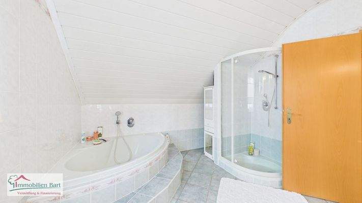 Badewanne und Dusche