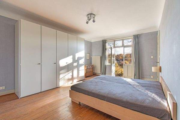 Schlafzimmer mit Balkon und En Suite Bad