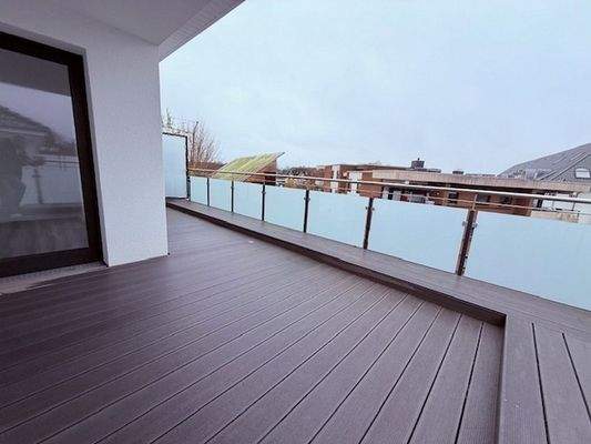 Große sonnige Terrasse