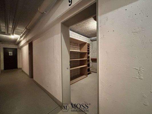 solider Keller gemauert mit abschliessbarer Tür