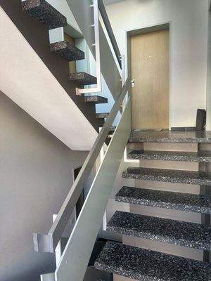 Treppe mit Marmorstufen