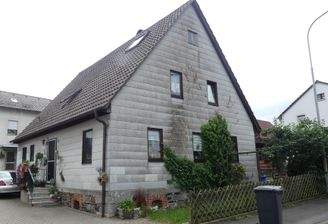 Straßenansicht links