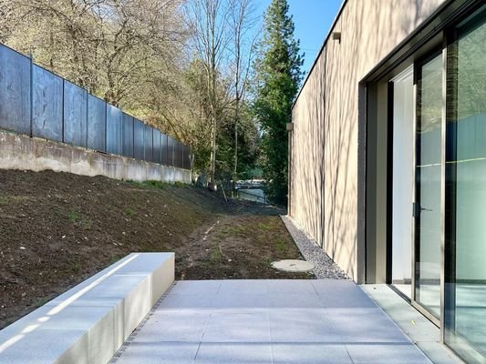 Teil des Gartens mit zusätzlicher Terrasse