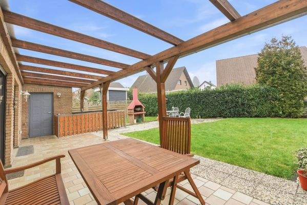 große überdachte Terrasse (Bild 1)