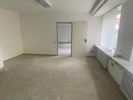 Zimmer vorn rechts Blick zu Raum 1.jpeg