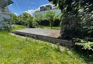 Garten, Nachbarhaus (Wohnungen) und Außenpool