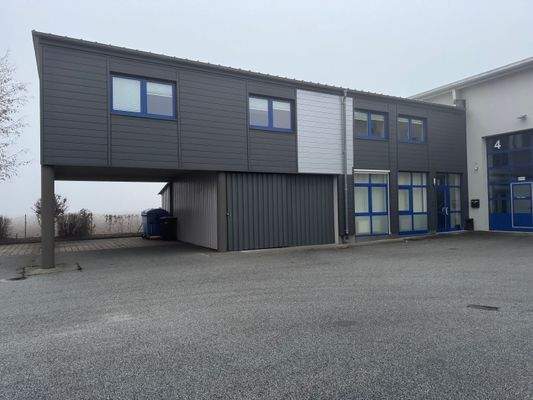 Bürogebäude mit Stellplätzen