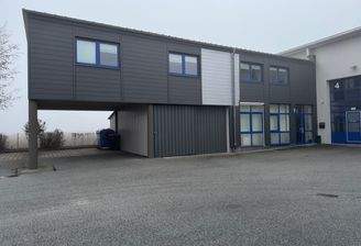 Bürogebäude mit Stellplätzen