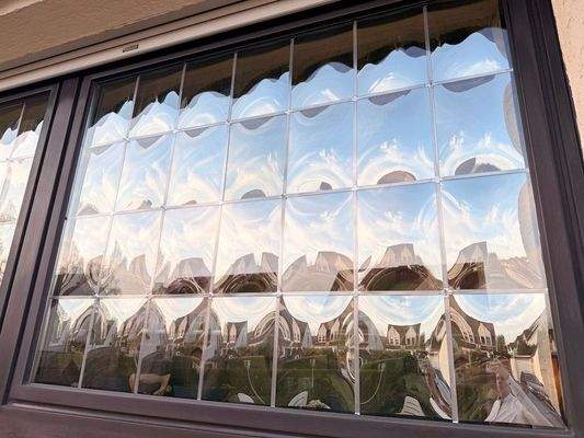 Teilweise besondere Verglasung.