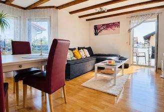 Wohnbereich mit Zugang zum Balkon