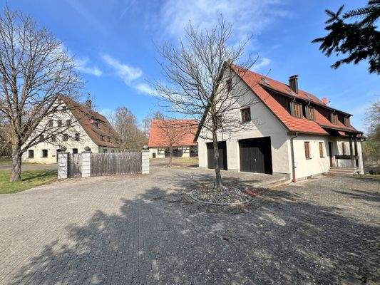Zwei große Scheunen mit Maisonette in der modernen Scheune rechts