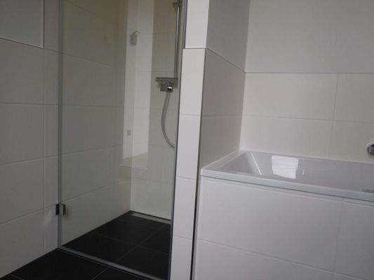Dusche und Wanne im Bad