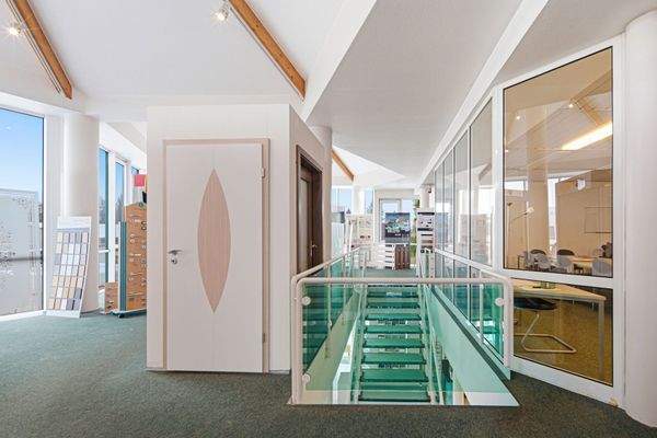 Ausstellungsfläche und Konferenzraum im OG