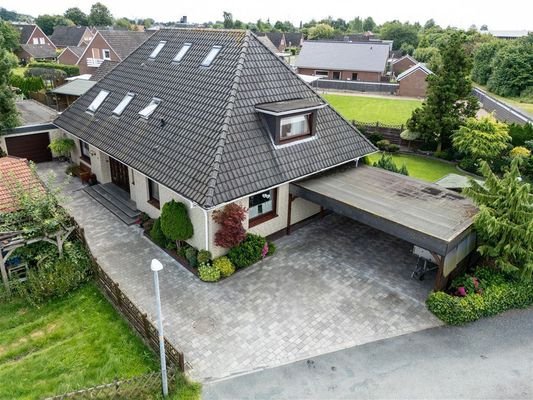 Luftbild mit Eingang und Carport und Garage