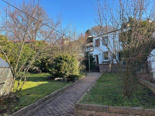 Garten mit Blick zum Haus