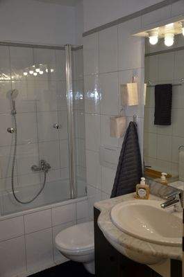 Badezimmer mit Wanne und Dusche