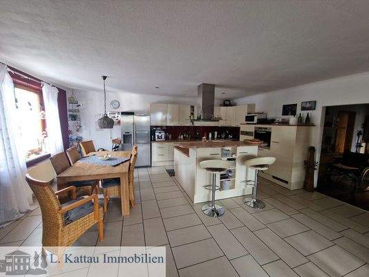 großzügiger Wohn- und Essberich mit Einbauküche