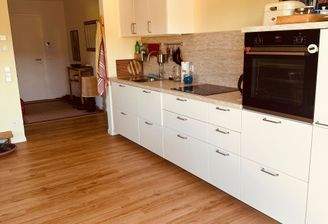 Moderne Küche mit Backofen