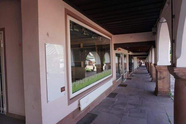 Schaufenster unter den Arkaden