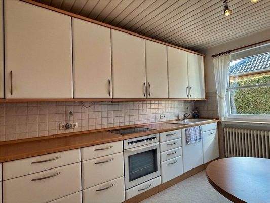 große Küche mit heller Einbauküche