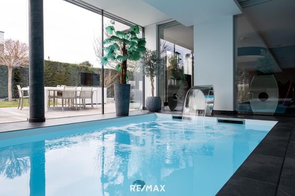 Pool mit Wasserfall