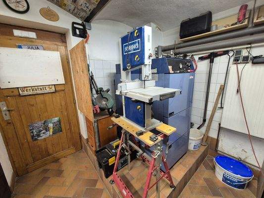 Werkstatt mit Holzofen
