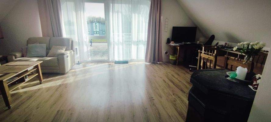 Wohnzimmer mit Terrassentür zum Balkon