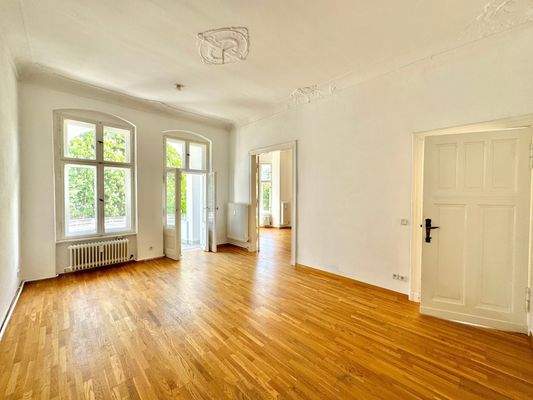 Wohnzimmer mit Stuckdetails und Loggia​