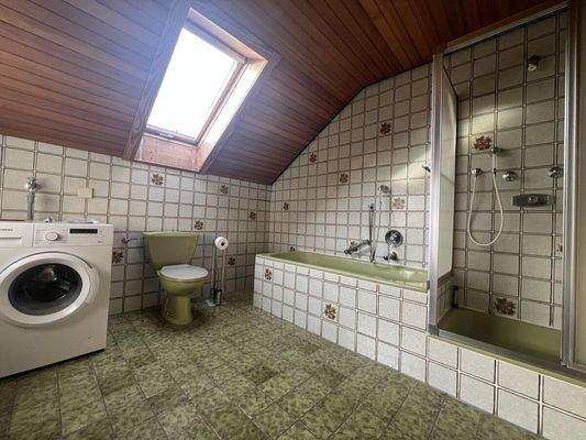 mit Wanne und Dusche. 