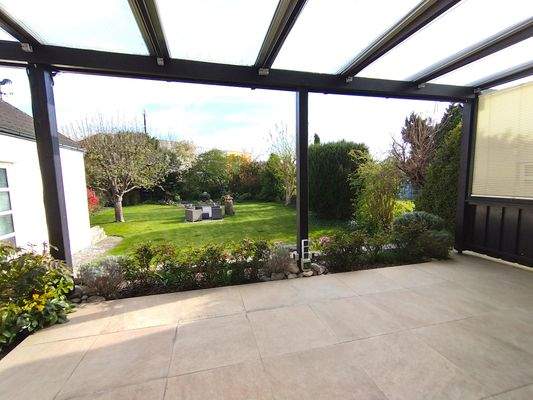 Blick von der Terrasse in den Garten