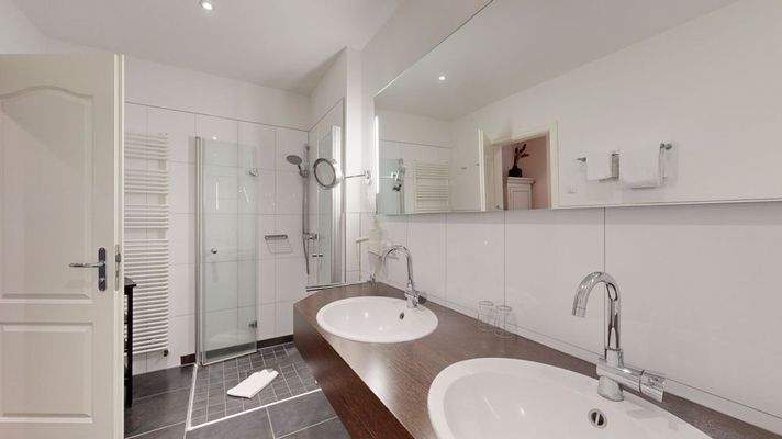 Badezimmer mit Dusche