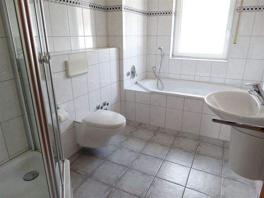 Bad mit Wanne + Dusche