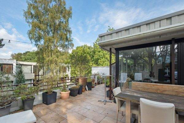 Süd-West Terrasse mit Blickachsen in die Baumkronen