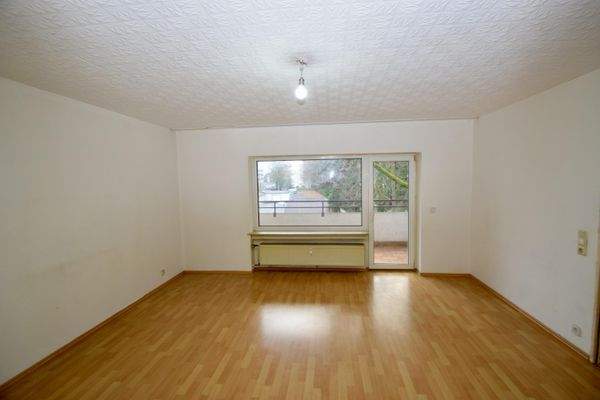 Wohnzimmer mit Zugang zum Balkom