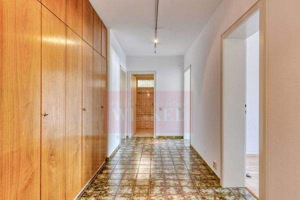 Flur mit Einbauschrank im 1. Untergeschoss