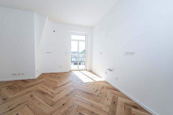 Wohnzimmer mit offener Küche