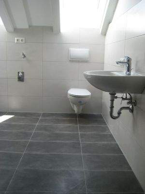 WE 4 - Badezimmer; WC und Waschbecken