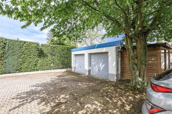 Garage und Stellplätze hinter dem Haus