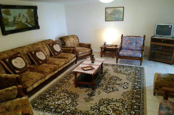 Kreta, Ammoudara: Haus mit 3 Wohnungen in Meeresnähe zu verkaufen