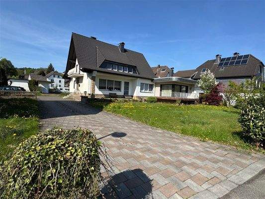 großzügige Einfahrt