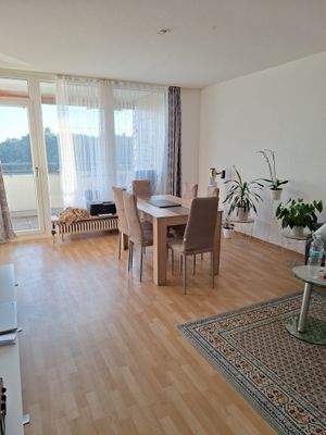 Helles Wohnzimmer mit Tisch