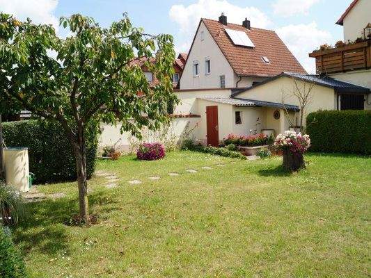 Abstellraum u überdachte Fläche für Gartengeräte 