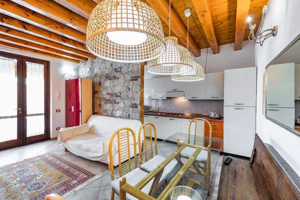 Wohnzimmer mit offener Küche