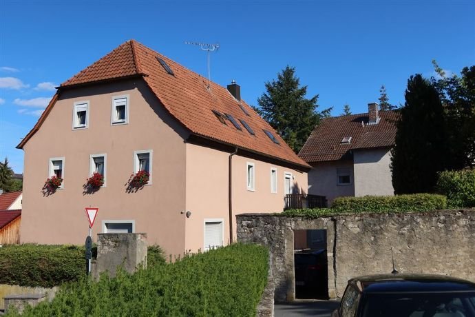 Mehrfamilienhaus mit Nebengebäude, Hofraum und Garten - Zentral in Rimpar