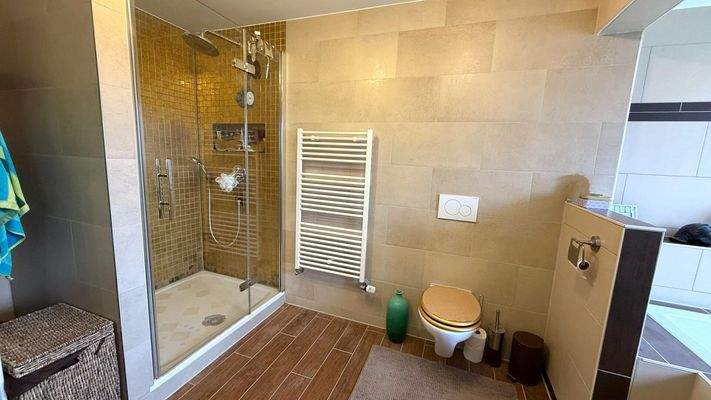 OG Badezimmer mit Dusche